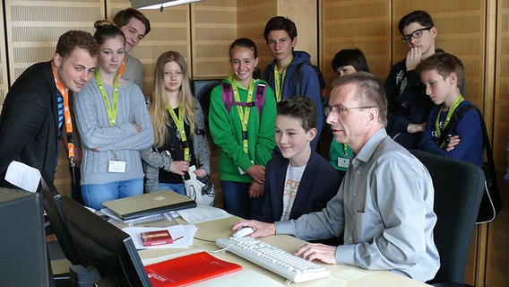 Schüler am Schnittplatz © NDR Radiophilharmonie Foto: Corinna Lüke