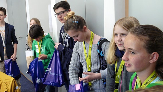 Schüler mit Souvenirs © NDR Radiophilharmonie Foto: Corinna Lüke