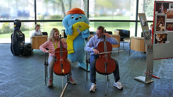 NDR-Maskottchen Antje tanzt zu Musik von zwei Cellisten © NDR Radiophilharmonie Foto: Corinna Lüke