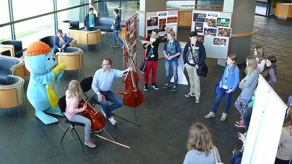 Schüler und Musiker im Foyer © NDR Radiophilharmonie Foto: Corinna Lüke