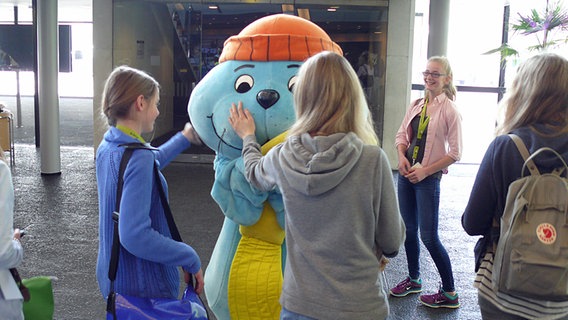 NDR-Maskottchen Antje wird von Kindern gestreichelt. © NDR Radiophilharmonie Foto: Corinna Lüke