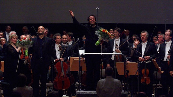 Applausbild , Tobias Melle, Eivind Gullberg Jensen und die NDR Radiophilharmonie © NDR/Christian Wyrwa 
