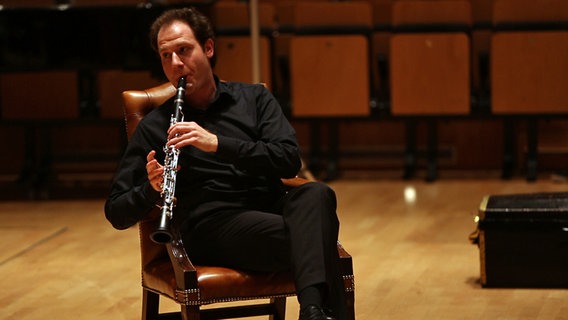 Solo-Klarinettist Gaspare Buonomano bei einer Mit-Mach-Musik des NDR Sinfonieorchesters © NDR 