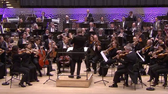 Esa-Pekka Salonen dirigiert das NDR Elbphilharmonie Orchester. © NDR 