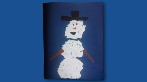 Ein gebastelter Schneemann aus Papierschnipseln auf blauem Tonkarton © NDR 