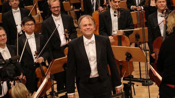 Dirigent Thomas Hengelbrock lächelt zufrieden ins Publikum. © NDR Sinfonieorchester Foto: Marcus Krüger