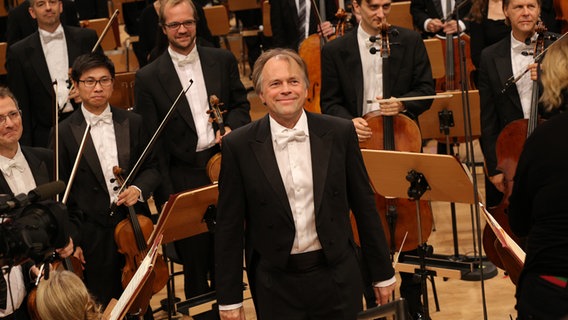Konzertszene im Rolf-Liebermann-Studio: Thomas Hengelbrock und das NDR Sinfonieorchester stehen für den Schlussapplaus beim "Dvořák-Experiment" 2014. Konzertszene im Rolf-Liebermann-Studio: Thomas Hengelbrock und das NDR Sinfonieorchester stehen für den Schlussapplaus beim "Dvořák-Experiment" 2014. © NDR Sinfonieorchester Foto: Marcus Krüger