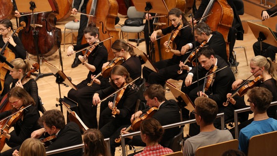 Schüler hören dem NDR Sinfonieorchester zu. © NDR Sinfonieorchester Foto: Marcus Krüger