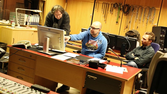 Drei Techniker in einem Tonstudio  Foto: Marcus Krüger