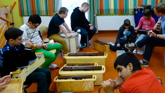 Schüler der Schule "An der Höh" spielen Dvořák nach. © Schule an der Höh 