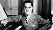 George Gershwin sitzt am Klavier. © Rue des Archives/Süddeutsche Zeitung Photo 