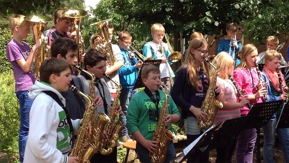 Bläserklasse der Ludwig-Windthorst-Schule Glandorf beim Proben im Freien  