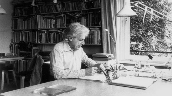 Der Komponist György Ligeti sitzt am Schreibtisch und arbeitet. © Schott Promotion Foto: Peter Andersen