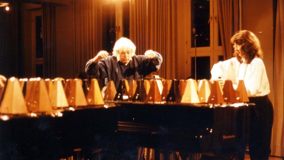 Archivbild aus dem Jahr 1989, aufgenommen an der Universität in Mainz: Der Komponist György Ligeti und Louise Duchesneau spielen das Stück Poème Symphonique für 100 Metronome. © Schott Archiv Foto: Milan Wagner