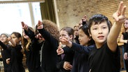 Kinder zeigen nach rechts. © NDR Sinfonieorchester Foto: Marcus Krüger