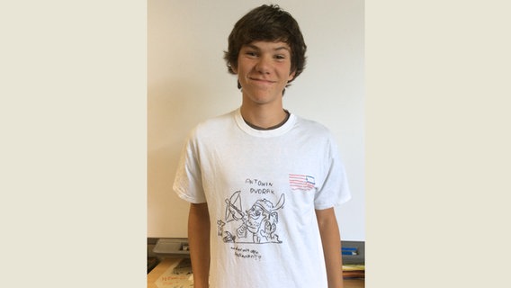 Schüler aus Hessen mit selbstgestaltetem Dvořák-T-Shirt  
