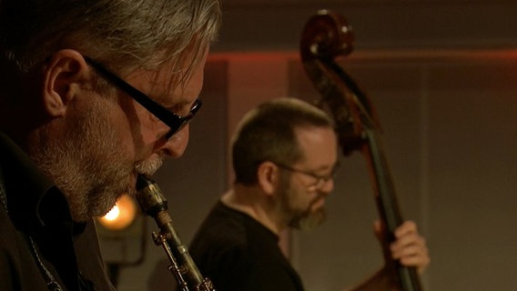 Screenshot: Konzertszene aus dem Livestream-Konzert der NDR Bigband mit dem Frank Delle Trio © NDR Foto: Screenshot
