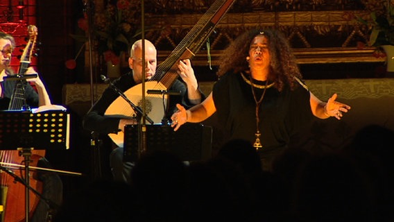 Konzertszene: Ghalia Benali und das Ensemble Zefiro torna beim Konzert am 18. April 2015 in St. Johannis-Harvestehude in Hamburg © NDR 
