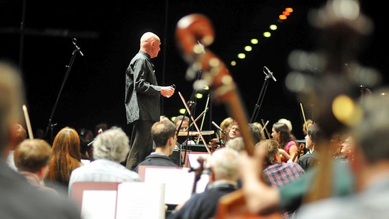 Christoph Eschenbach in der Probe mit dem NDR Sinfonieorchester zu Mahlers "Sinfonie der Tausend" © NDR Foto: Marco Maas