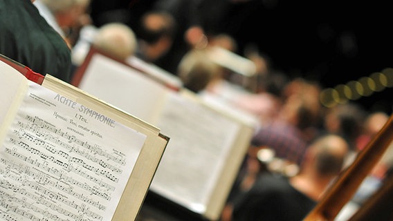 Notenblatt auf Notenständer: Mahlers Achte Sinfonie wird probiert © NDR Foto: Marco Maas