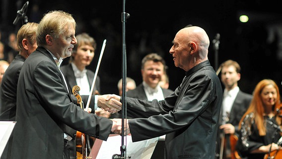 Dirigent bedankt sich bei den Musikern am ersten Pult © NDR Foto: Marco Maas