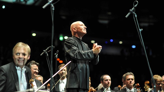 Dirigent Christoph Eschenbach bedankt sich © NDR Foto: Marco Maas