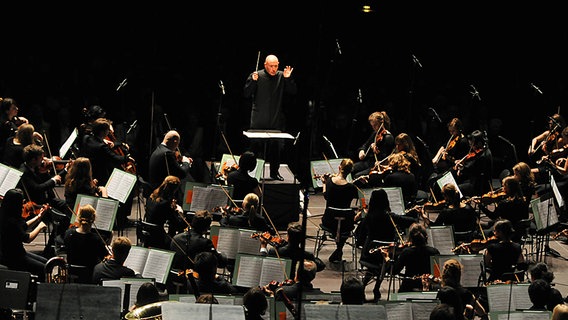 Christoph Eschenbach dirigiert Mahlers Sinfonie Nr. 8 © NDR Foto: Marco Maas