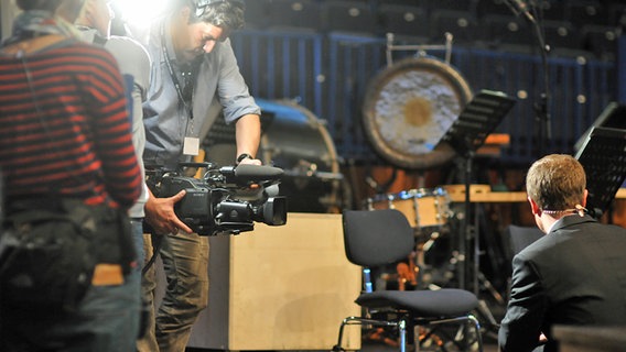Ein Kamera-Team filmt das Bühnengeschehen © NDR Foto: Marco Maas