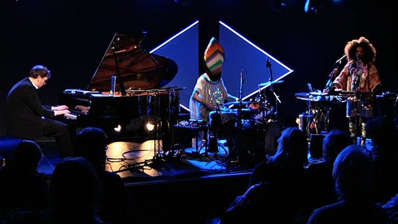 Screenshot: Pianist Florian Weber und die Band OY beim Konzert im Resonanzraum St. Pauli. © NDR Foto: Axel Schäffler