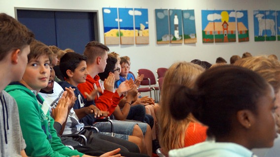 Kinder beim  Applaus  Foto: Wito Gasthaus