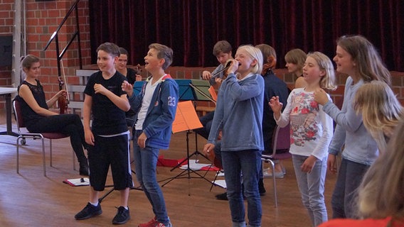 Beim Schulkonzert : Kinder imitieren einen Säufer. im Hintergrund ein Streichquartett  Foto: Wito Gasthaus