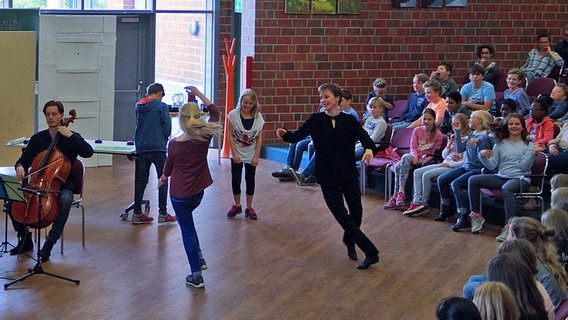 Kinder tanzen beim Schulkonzert  Foto: Wito Gasthaus