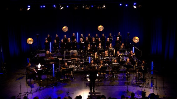 Die NDR Bigband und das NDR Vokalensemble gemeinsam beim Konzert © NDR Foto: Screenshot
