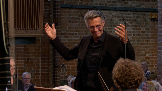 Screenshot: Das NDR Vokslensemble singt unter der Leitung von Chefdirigent Klaas Stock Monteverdis Marienvesper in Hannover. © NDR Foto: Screenshot