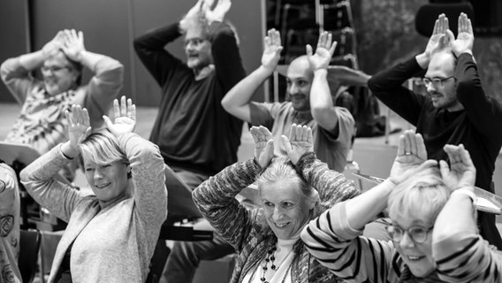 Die Sängerinnen und Sänger des NDR Chores bei den Aufnahmen der Beethoven-Kanons, hier: "Esel aller Esel" mit den Händen als Ohren am Kopf © NDR Foto: Marcus Krüger