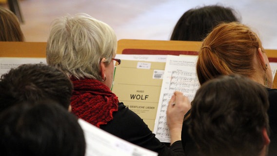 Chorsängerinnen machen Eintragungen in ihre Noten © NDR Foto: Chantal Nastasi