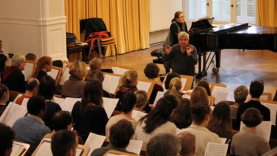 Probe mit Klavier: Michael Gläser dirigiert den Chor aus Studierenden und Sängern des NDR Chores © NDR Foto: Chantal Nastasi