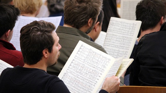 Blick über die Schulter: Studierende singen in der Workshop-Probe © NDR Foto: Chantal Nastasi