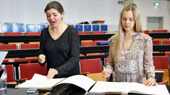 Mojca Erdmann und Anna Lapkovskaya mit Noten bei einer Gesangsprobe. © NDR Foto: Kristien Daled
