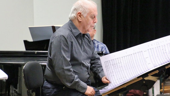 Probe mit Daniel Barenboim, der Staatskapelle Berlin und den Solistinnen Mojca Erdmann und Anna Lapkovskaya für "Le visage Nuptial" von Pierre Boulez. © NDR Foto: Kristien Daled