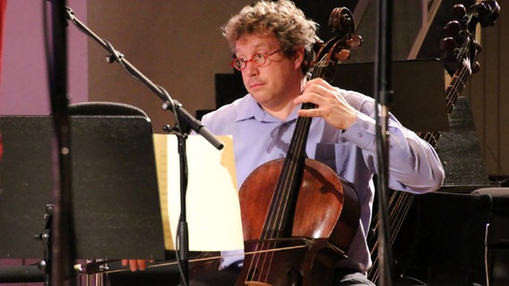 NDR Chor hinter den Kulissen 2014/2015: Cellist Stephan Schultz. © NDR Chor Foto: K. Daled/NDR Chor