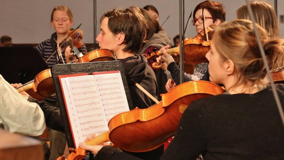 NDR Chor hinter den Kulissen 2014/2015: Musiker des Ensembles Le Concert Lorrain. © NDR Chor Foto: K. Daled/NDR Chor