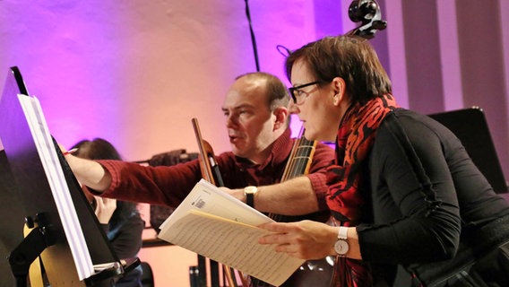 NDR Chor hinter den Kulissen 2014/2015: Kontrabassist Christian Berghoff-Flüel mit Organistin Anne-Catherine Bucher. © NDR Chor Foto: K. Daled/NDR Chor