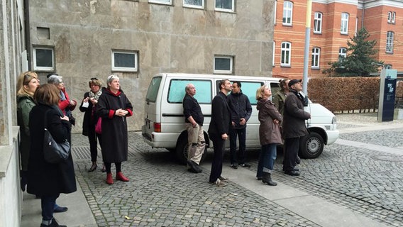 NDR Chor Mitglieder gucken skeptisch in den Himmel.  Foto: Kristien Daled