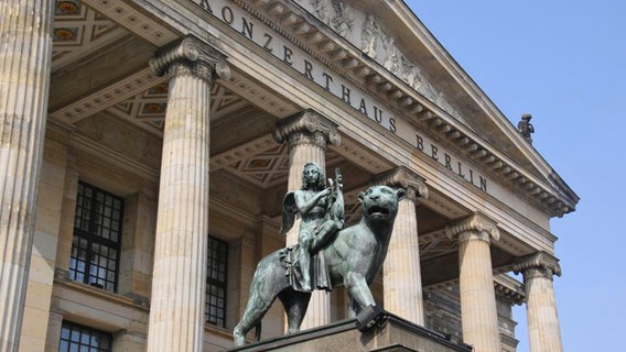 Fassade des Konzerthauses Berlin mit Reiterstandbild.  Foto: Kristien Daled