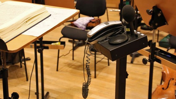 Telefon neben dem Dirigentenpult mit Noten.  Foto: Kristien Daled