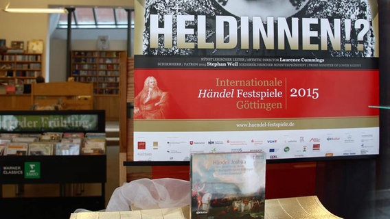 Blick in ein Göttinger Schaufenster mit Festspiel-Plakat und NDR Chor-CD.  Foto: Kristien Daled