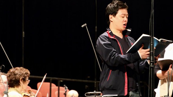 NDR Chormitglied  Lee Keunhyung probt.  Foto: Kristien Daled