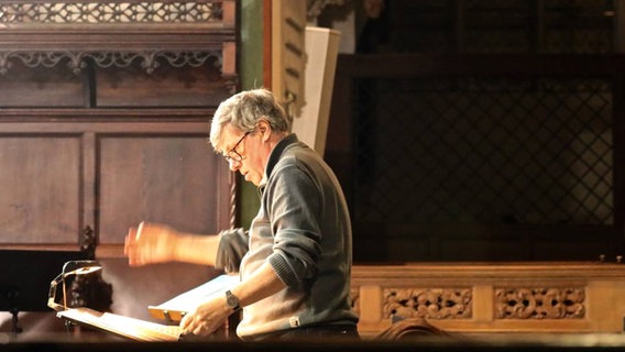 Herr beim Dirigieren in einer Kirche. © NDR Foto: Thomas Becker