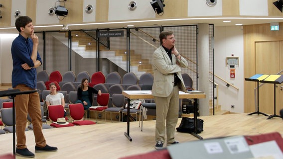 Dirigent Stefan Parkman in der Hamburger Jugendmusikschule. © NDR Foto: Kristien Daled